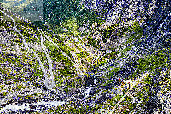 Die kurvenreiche Straße Trollstigen von oben gesehen  Norwegen