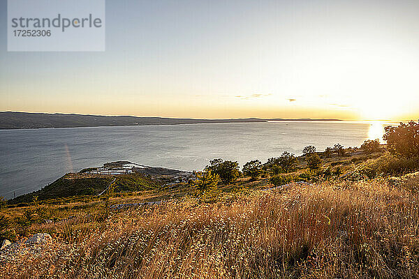 Idyllischer Sonnenuntergang von einem Hügel am Adriatischen Meer in Omis  Dalmatien  Kroatien