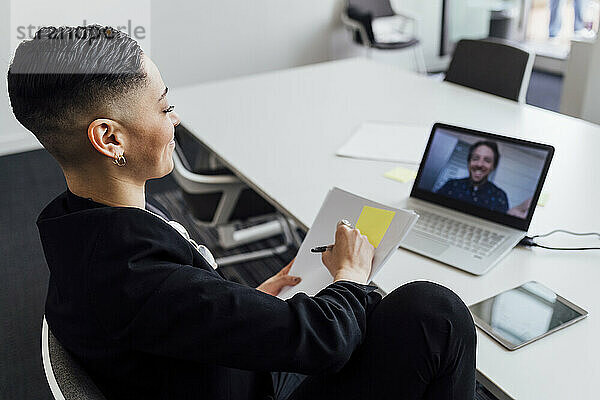Unternehmerin bei der Planung einer Geschäftsstrategie per Videoanruf am Laptop im Büro