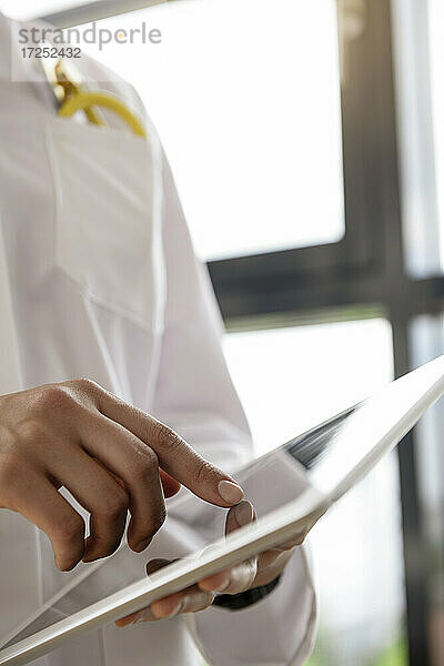 Mitarbeiter des Gesundheitswesens verwendet digitales Tablet im Krankenhaus