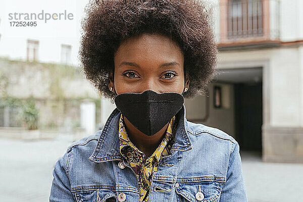 Mittlere erwachsene Frau mit Gesichtsschutzmaske während COVID-19