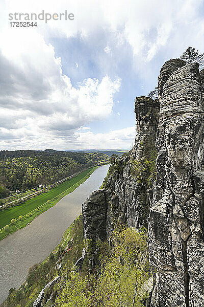 Deutschland  Sachsen  Fluss Elbe im Elbsandsteingebirge