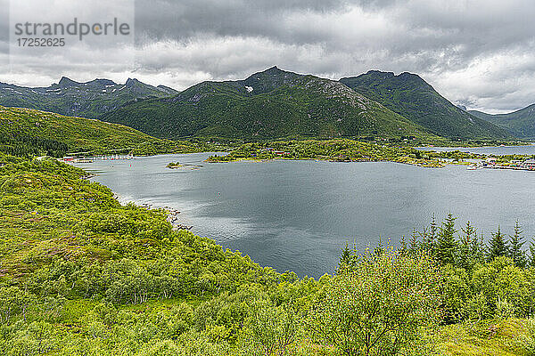 Meer bei Svolvaer auf den Lofoten  Norwegen