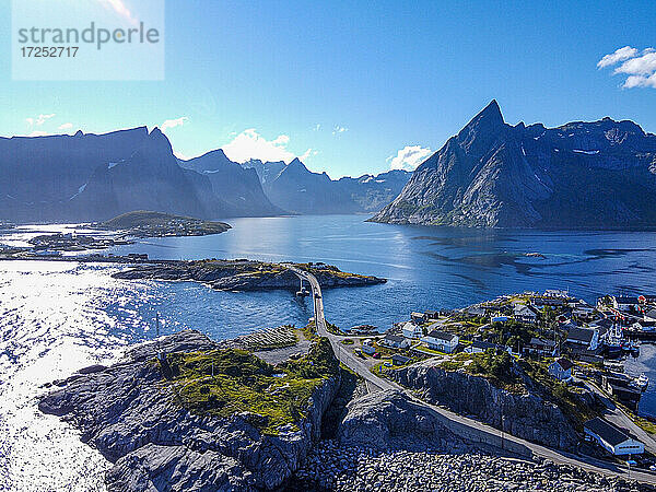Norwegen  Nordland  Reine  Luftaufnahme des Fischerdorfs auf der Insel Moskenesoya
