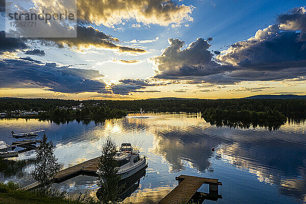 Finnland  Lappland  Inari  Dramatischer Sonnenuntergang über den Landungsbrücken am Ufer des Inari-Sees