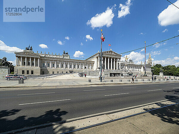 Österreich  Wien  Straße vor dem österreichischen Parlamentsgebäude