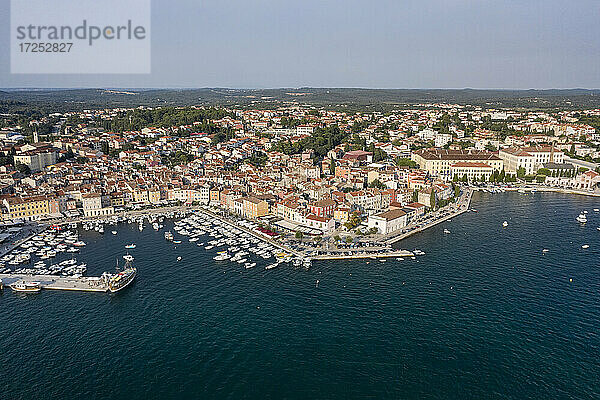 Kroatien  Istrien  Rovinj  Luftaufnahme des Hafens der Küstenstadt am westlichen Rand der Halbinsel Istrien