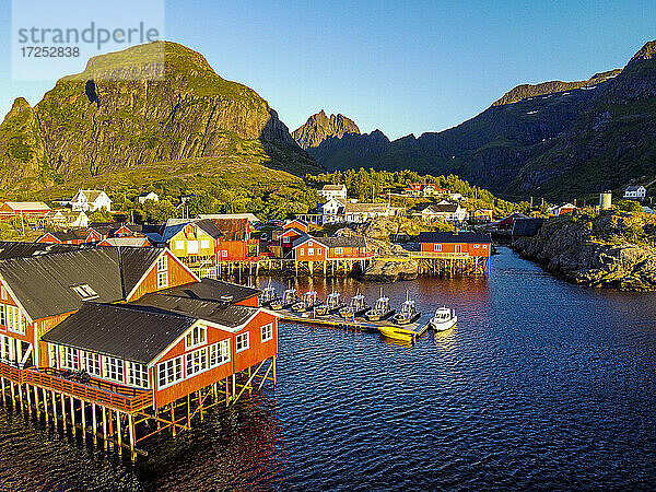 Norwegen  Nordland  A  Luftaufnahme des Fischerdorfs auf der Insel Moskenesoya