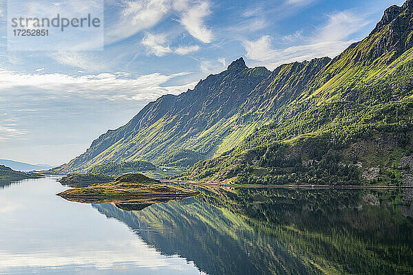 Sich im Wasser spiegelnde Berge auf den Lofoten  Norwegen