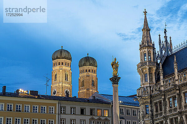 Marienplatz mit neuem Rathaus und Frauenkirche in München  Bayern  Deutschland