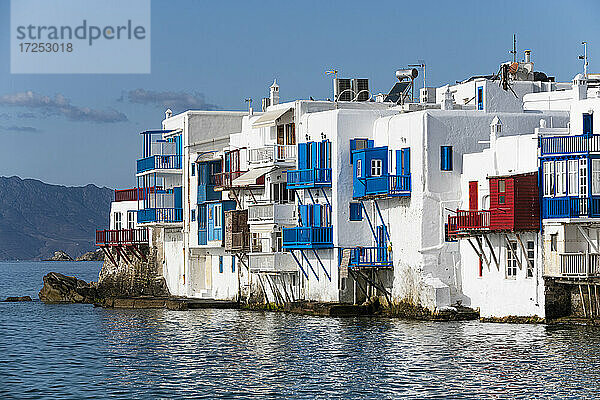 Griechenland  Südliche Ägäis  Horta  Weiß getünchte Häuser am Rande der Küstenstadt