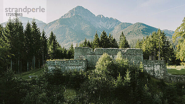 Altes Fort Claudia inmitten des Waldes bei Reutte  Tirol  Österreich