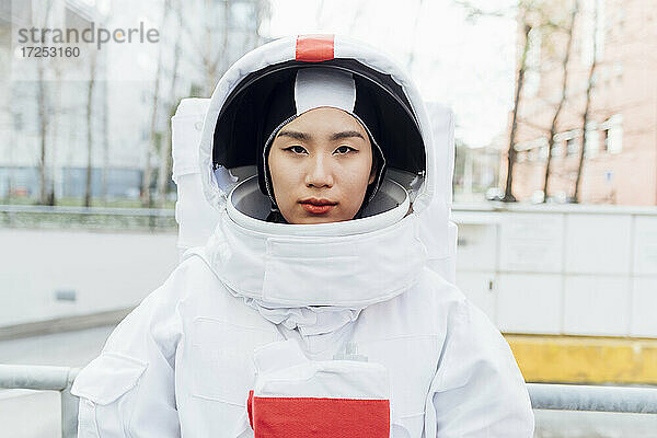 Ernste Astronautin im Raumanzug in der Stadt