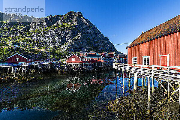 Berg bei einem Dorf auf den Lofoten  Norwegen