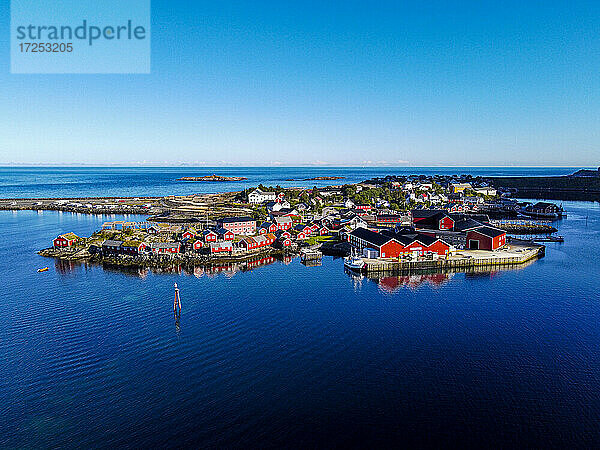 Norwegen  Nordland  Reine  Luftaufnahme des Fischerdorfs auf der Insel Moskenesoya