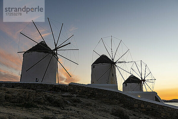 Griechenland  Mykonos  Horta  Reihe von Windmühlen bei Sonnenuntergang