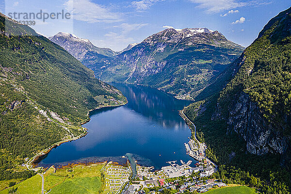 Norwegen  More og Romsdal  Blick auf ein abgelegenes Dorf im Geirangerfjord