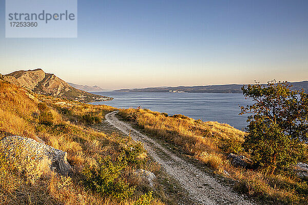 Leerer Fußweg in der Nähe des Adriatischen Meeres in Omis  Dalmatien  Kroatien