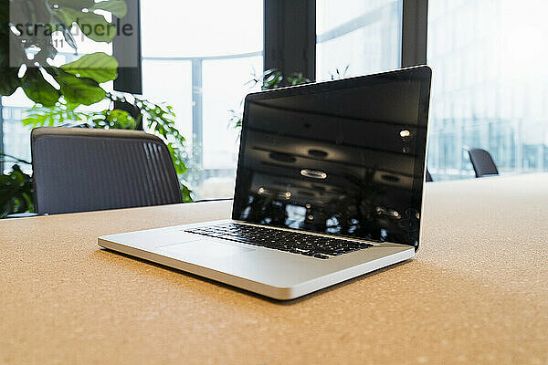 Laptop auf dem Tisch in einem modernen Büro