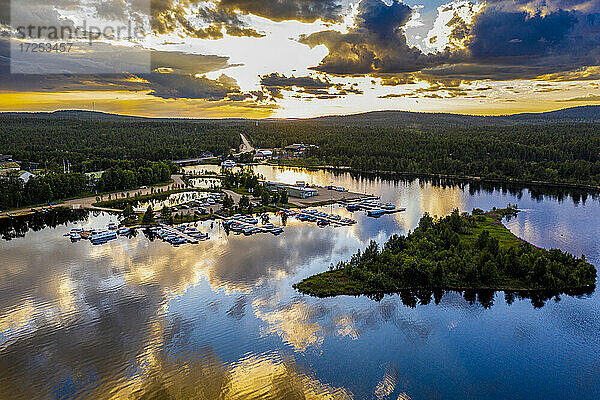 Finnland  Lappland  Inari  Luftaufnahme des Inari-Sees bei dramatischem Sonnenuntergang mit Landungsbrücken im Hintergrund