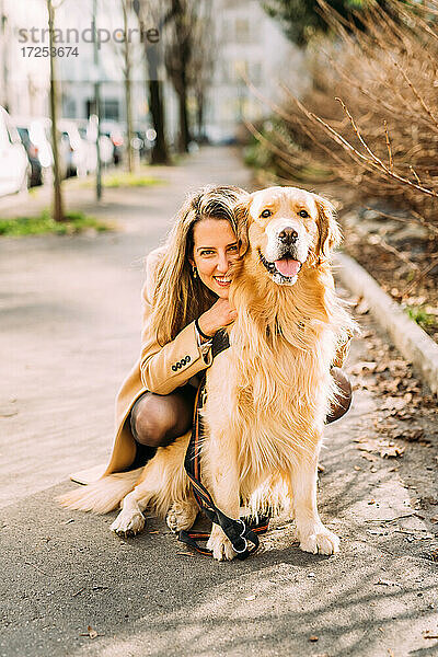 Italien  Porträt einer jungen Frau mit Hund auf dem Gehweg
