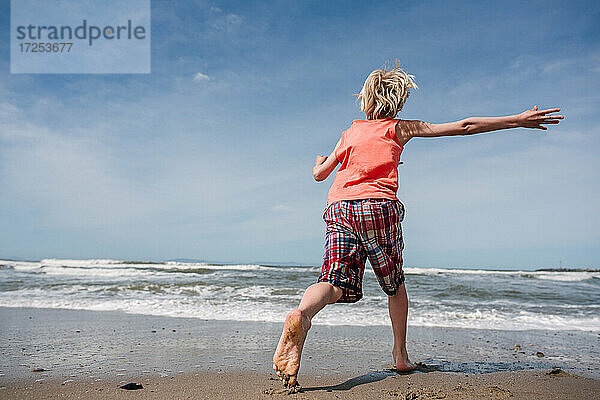 USA  Kalifornien  Ventura  Rückansicht eines am Strand laufenden Jungen