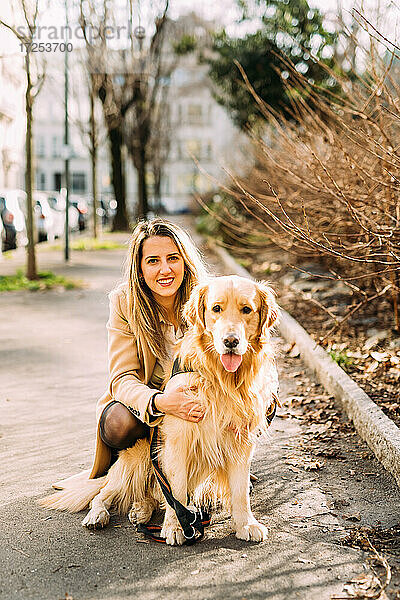 Italien  Porträt einer jungen Frau mit Hund auf dem Gehweg