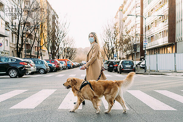 Italien  Frau mit Hund auf der anderen Straßenseite
