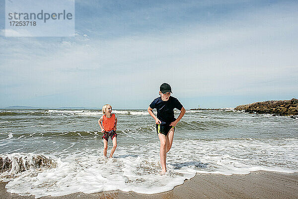 USA  Kalifornien  Ventura  Mädchen und Junge laufen am Strand
