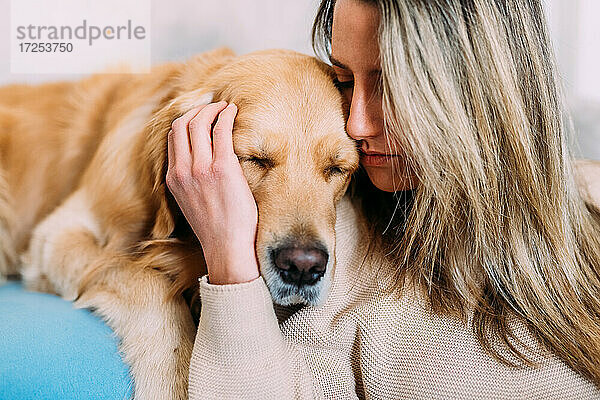 Italien  Junge Frau mit Hund zu Hause