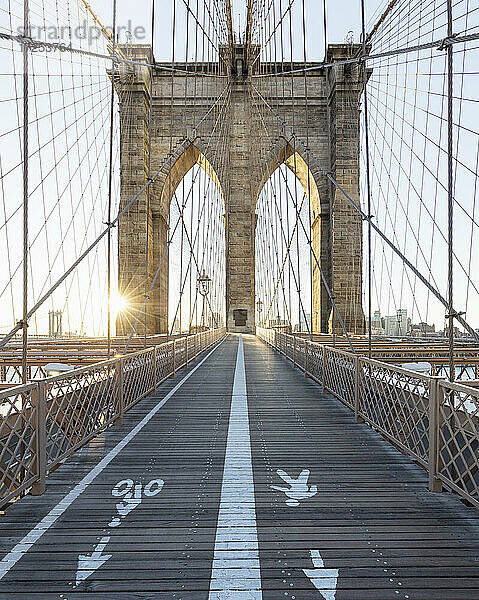 USA  NY  New York City  Fuß- und Radweg der Brooklyn Bridge bei Sonnenuntergang