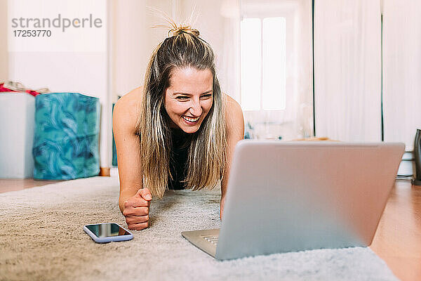 Italien  Junge Frau mit Laptop auf dem Boden