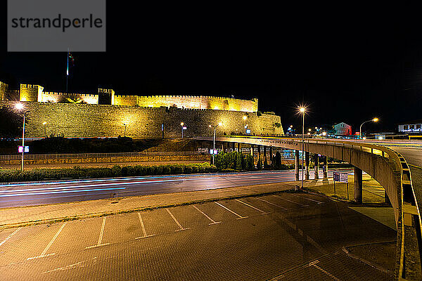 Blick auf die Lichtspur des Verkehrs auf der Straße vor der Festung von Skopje bei Nacht