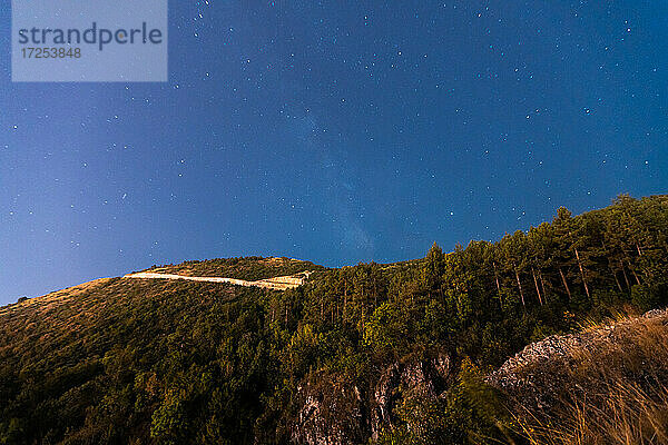 Niedriger Blickwinkel auf den Sternenhimmel über einem baumbewachsenen Berg  Canyon Matka  Skopje  Nordmazedonien