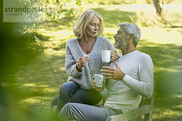 Reifes Paar im Gespräch bei einem Kaffee im Hinterhof