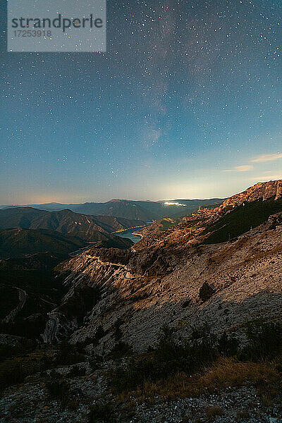 Aussicht auf den Kozjak-See und die Bergkette bei Nacht