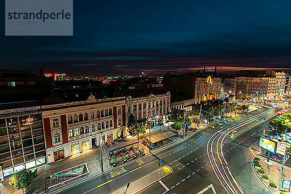 Blick auf das nächtliche Stadtbild von Belgrad von oben