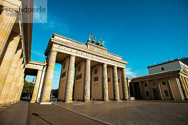Tiefblick auf das Brandenburger Tor gegen den Himmel  Berlin