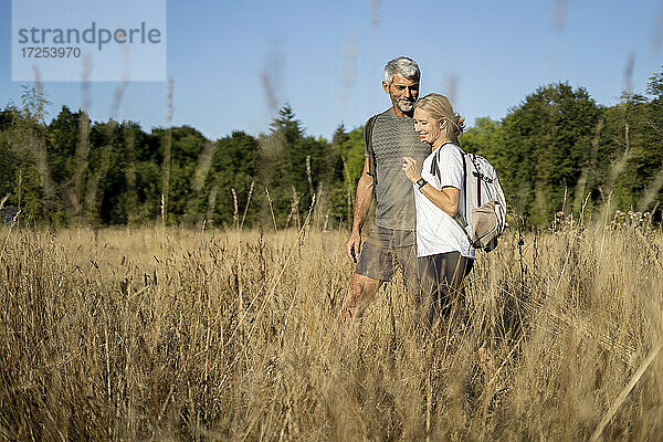 Lächelndes reifes Paar beim Wandern im Wald
