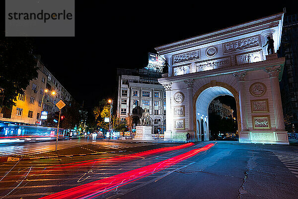 Macedonia Gate mit Licht Spur des Verkehrs fahren auf der Straße im Vordergrund  Skopje Stadt