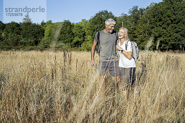 Lächelndes reifes Paar beim Wandern im Wald