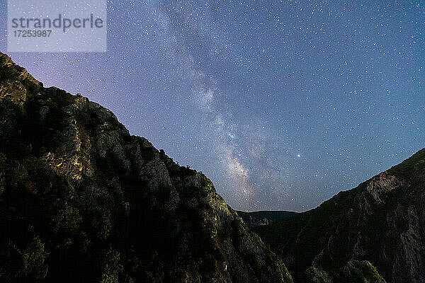 Blick auf den nächtlichen Sternenhimmel über einem Berg  Canyon Matka  Skopje  Nordmazedonien