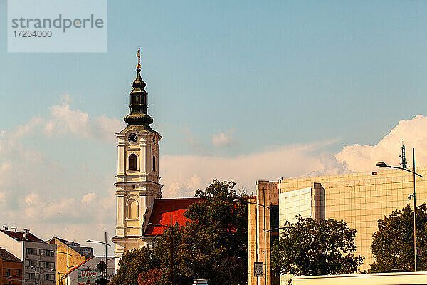 Blick auf den Glockenturm der orthodoxen Kirche in der Stadt Novi Sad