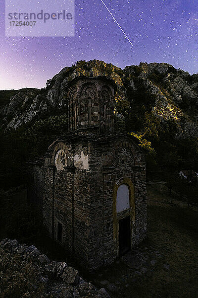 Blick auf den nächtlichen Sternenweg über dem Kloster Matka  Canyon Matka  Skopje  Nordmazedonien