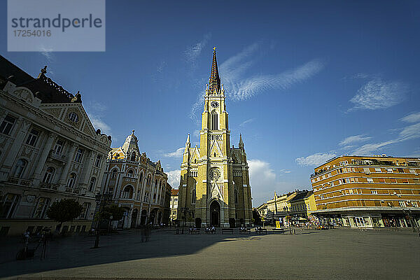 Tiefblick auf die römisch-katholische Kirche Mariä Namen auf dem Freiheitsplatz  Novi Sad