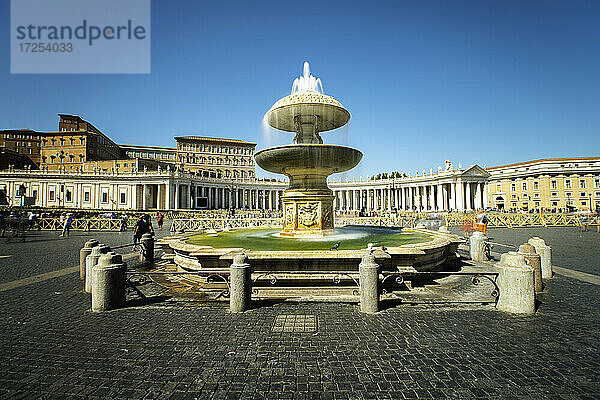 Ansicht des Petersdoms auf dem Petersplatz mit Brunnen im Vordergrund  Vatikanstadt  Rom