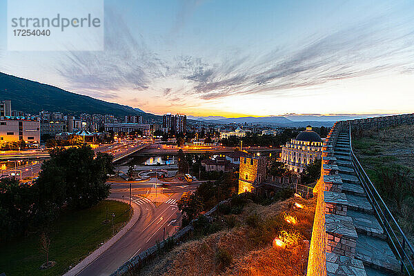 Blick auf die Festung und das Stadtbild von Skopje bei Sonnenuntergang  Nordmazedonien