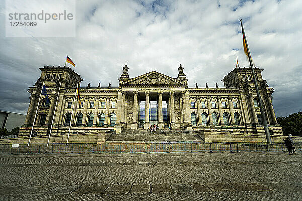 Niedriger Blickwinkel auf das Reichstagsgebäude gegen den bewölkten Himmel  Berlin Stadt