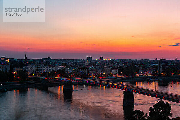 Blick auf die Varadin-Brücke über die Donau und die Stadt Novi Sad bei Sonnenuntergang