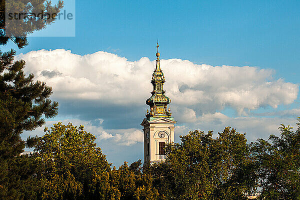 Uhrenturm der Kathedralkirche des Heiligen Erzengels Michael in der Stadt Belgrad